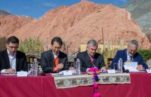 Left to right: Eduardo Ezequiel Escobar, CEO, uSound; Sang Jik Lee, President, Samsung Electronics Argentina; Governor Gerardo Rubén Morales, Jujuy Province, and Dr Gustavo Alfredo Bouhid, Minister of Health, Jujuy Province, sign an agreement to distribute uSound for Samsung in the Jujuy province to help residents detect risk of hearing loss.